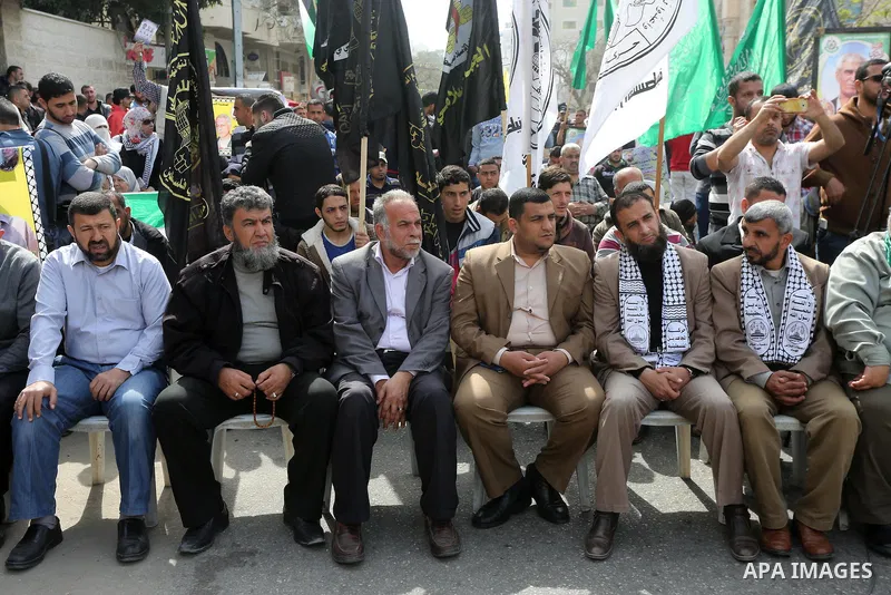Palestinians take part during a protest to show solidarity with Al-Aqsa mosque and Palestinians in the West Bank occupied, in front of Red cross office, in Gaza city, on April 11, 2016. Photo by Mohammed Asad