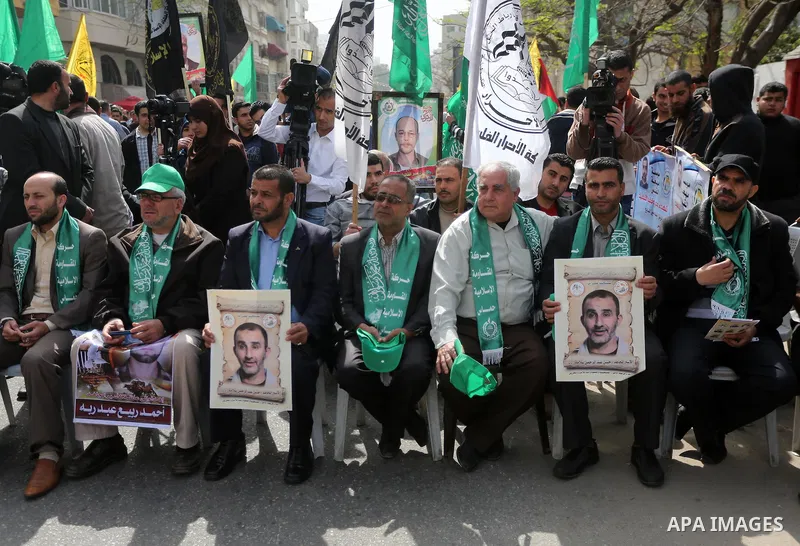 Palestinians take part during a protest to show solidarity with Al-Aqsa mosque and Palestinians in the West Bank occupied, in front of Red cross office, in Gaza city, on April 11, 2016. Photo by Mohammed Asad