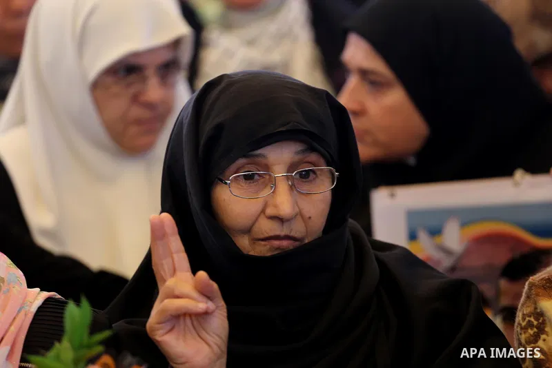 Palestinians take part in a protest demanding release the prisoners in Israeli jails, in front of Red cross office, in Gaza city, on April 11, 2016. Photo by Mohammed Asad