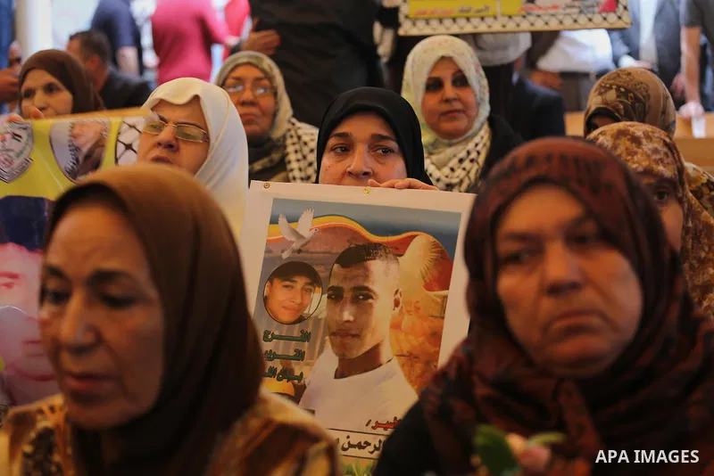 Palestinians take part in a protest demanding release the prisoners in Israeli jails, in front of Red cross office, in Gaza city, on April 11, 2016. Photo by Mohammed Asad