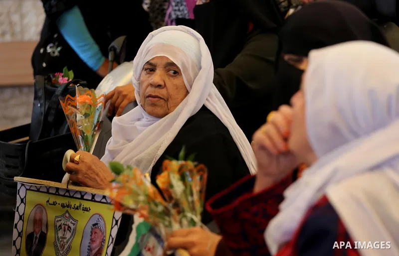 Palestinians take part in a protest demanding release the prisoners in Israeli jails, in front of Red cross office, in Gaza city, on April 11, 2016. Photo by Mohammed Asad