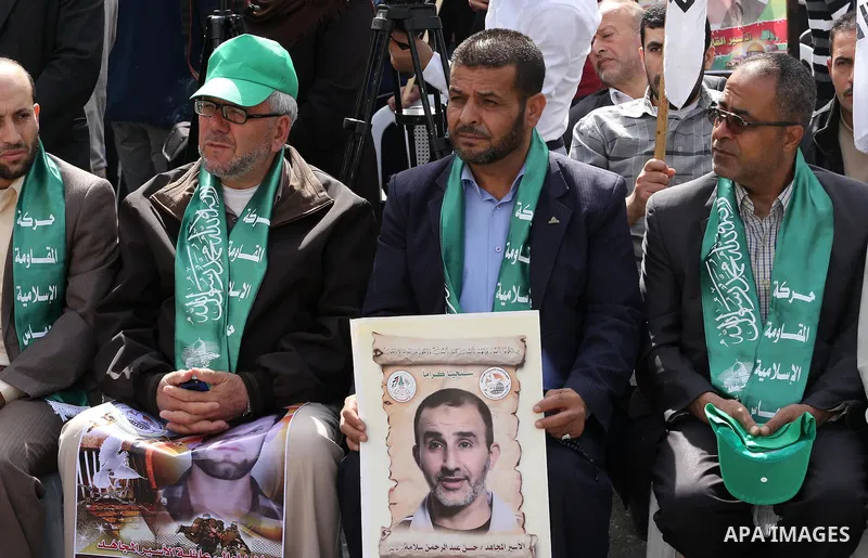 Palestinians take part during a protest to show solidarity with Al-Aqsa mosque and Palestinians in the West Bank occupied, in front of Red cross office, in Gaza city, on April 11, 2016. Photo by Mohammed Asad