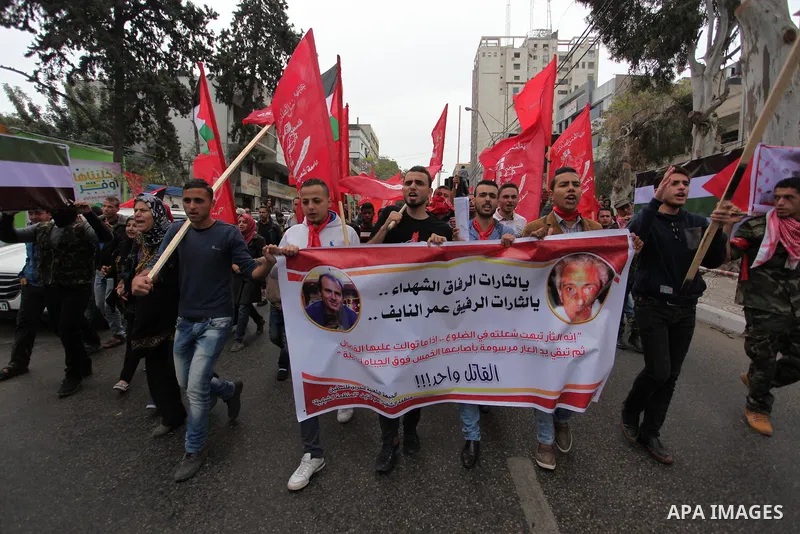 Supporters of the Popular Front for the Liberation of Palestine (PFLP) take part in a protest against the policies of Palestinian President Mahmoud Abbas, in Gaza City April 12, 2016. Photo by Ashraf Amra
