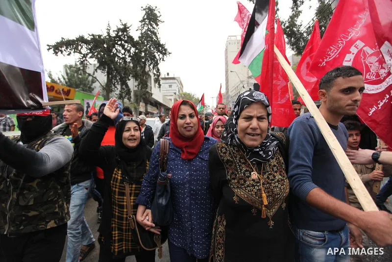Supporters of the Popular Front for the Liberation of Palestine (PFLP) take part in a protest against the policies of Palestinian President Mahmoud Abbas, in Gaza City April 12, 2016. Photo by Ashraf Amra