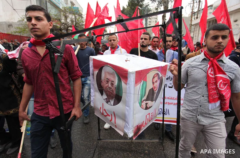 Supporters of the Popular Front for the Liberation of Palestine (PFLP) take part in a protest against the policies of Palestinian President Mahmoud Abbas, in Gaza City April 12, 2016. Photo by Ashraf Amra