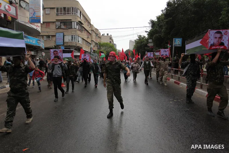 Supporters of the Popular Front for the Liberation of Palestine (PFLP) take part in a protest against the policies of Palestinian President Mahmoud Abbas, in Gaza City April 12, 2016. Photo by Ashraf Amra
