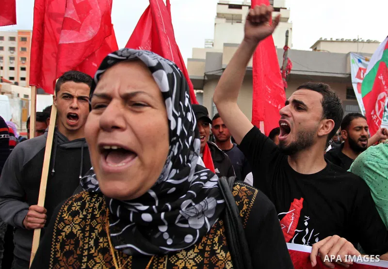 Supporters of the Popular Front for the Liberation of Palestine (PFLP) take part in a protest against the policies of Palestinian President Mahmoud Abbas, in Gaza City April 12, 2016. Photo by Ashraf Amra