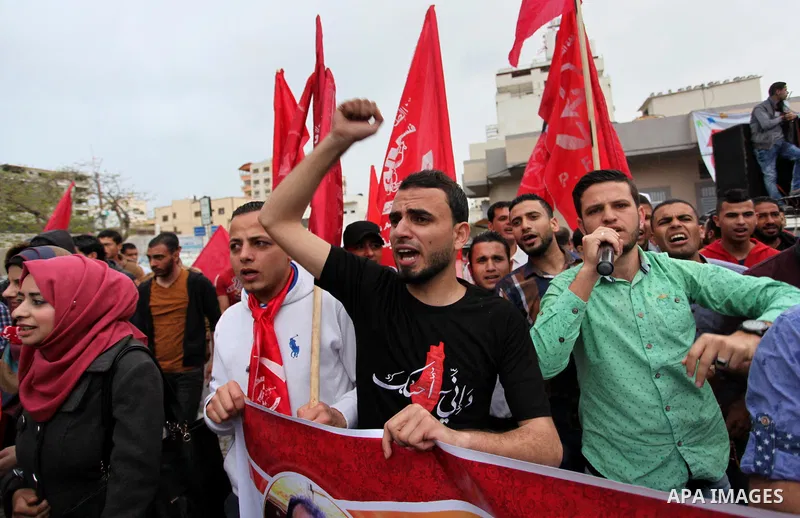Supporters of the Popular Front for the Liberation of Palestine (PFLP) take part in a protest against the policies of Palestinian President Mahmoud Abbas, in Gaza City April 12, 2016. Photo by Ashraf Amra