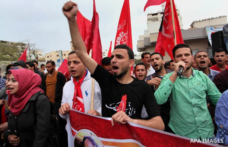 Supporters of the Popular Front for the Liberation of Palestine (PFLP) take part in a protest against the policies of Palestinian President Mahmoud Abbas, in Gaza City April 12, 2016. Photo by Ashraf Amra