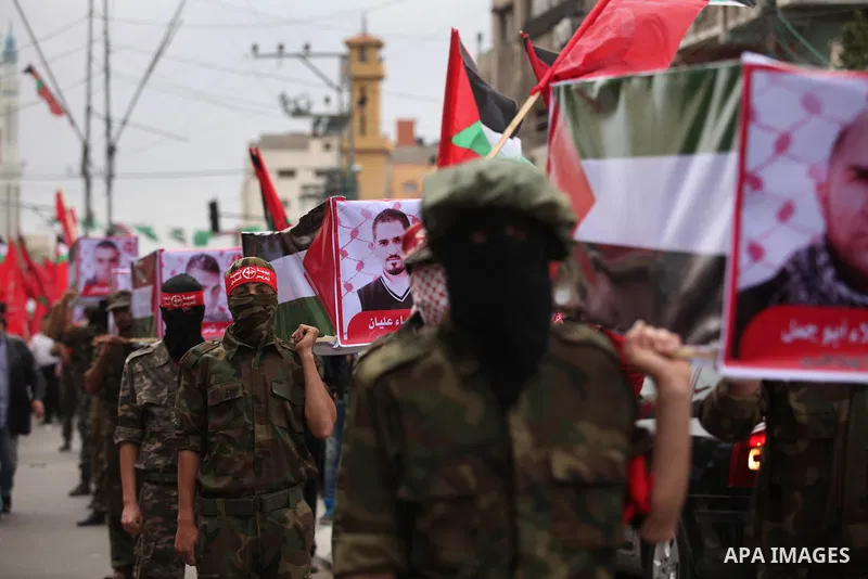 Supporters of the Popular Front for the Liberation of Palestine (PFLP) take part in a protest against the policies of Palestinian President Mahmoud Abbas, in Gaza City April 12, 2016. Photo by Ashraf Amra