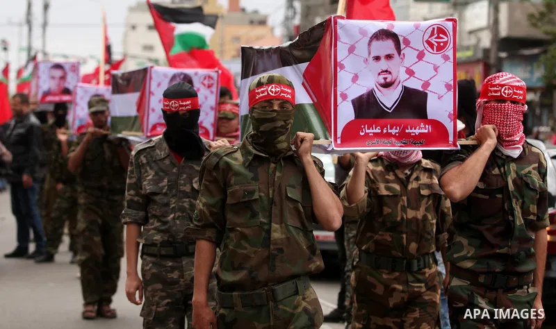 Supporters of the Popular Front for the Liberation of Palestine (PFLP) take part in a protest against the policies of Palestinian President Mahmoud Abbas, in Gaza City April 12, 2016. Photo by Ashraf Amra