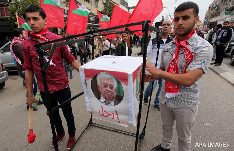 Supporters of the Popular Front for the Liberation of Palestine (PFLP) take part in a protest against the policies of Palestinian President Mahmoud Abbas, in Gaza City April 12, 2016. Photo by Ashraf Amra