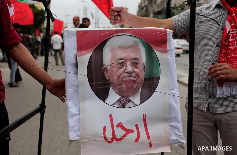 Supporters of the Popular Front for the Liberation of Palestine (PFLP) take part in a protest against the policies of Palestinian President Mahmoud Abbas, in Gaza City April 12, 2016. Photo by Ashraf Amra