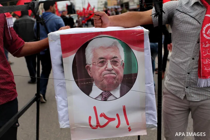 Supporters of the Popular Front for the Liberation of Palestine (PFLP) take part in a protest against the policies of Palestinian President Mahmoud Abbas, in Gaza City April 12, 2016. Photo by Ashraf Amra