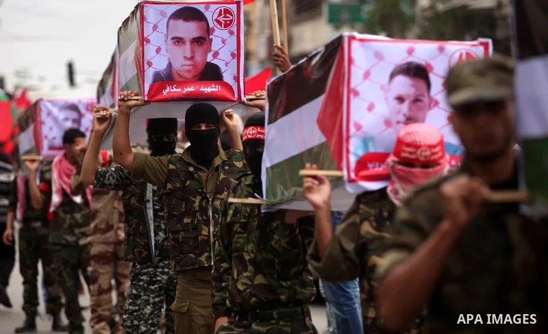 Supporters of the Popular Front for the Liberation of Palestine (PFLP) take part in a protest against the policies of Palestinian President Mahmoud Abbas, in Gaza City April 12, 2016. Photo by Ashraf Amra