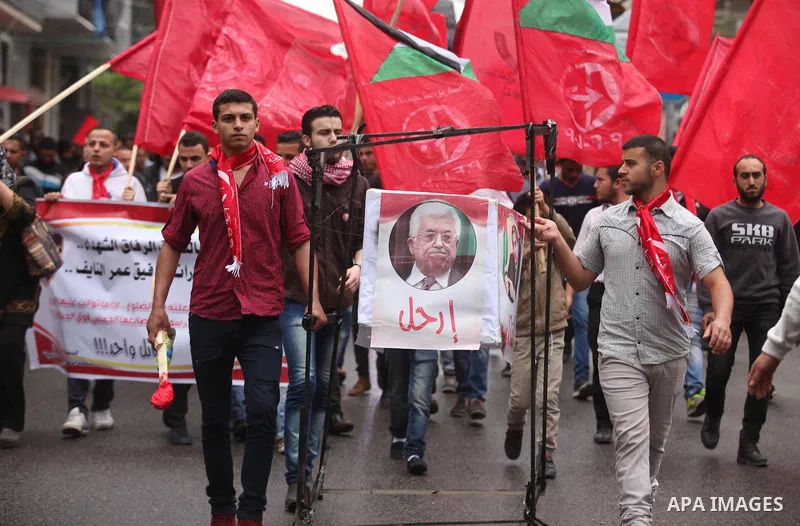Supporters of the Popular Front for the Liberation of Palestine (PFLP) take part in a protest against the policies of Palestinian President Mahmoud Abbas, in Gaza City April 12, 2016. Photo by Ashraf Amra