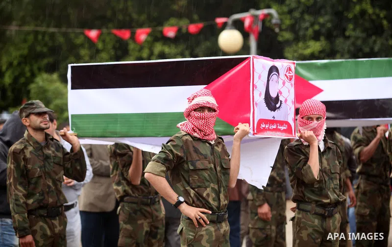 Supporters of the Popular Front for the Liberation of Palestine (PFLP) take part in a protest against the policies of Palestinian President Mahmoud Abbas, in Gaza City April 12, 2016. Photo by Ashraf Amra