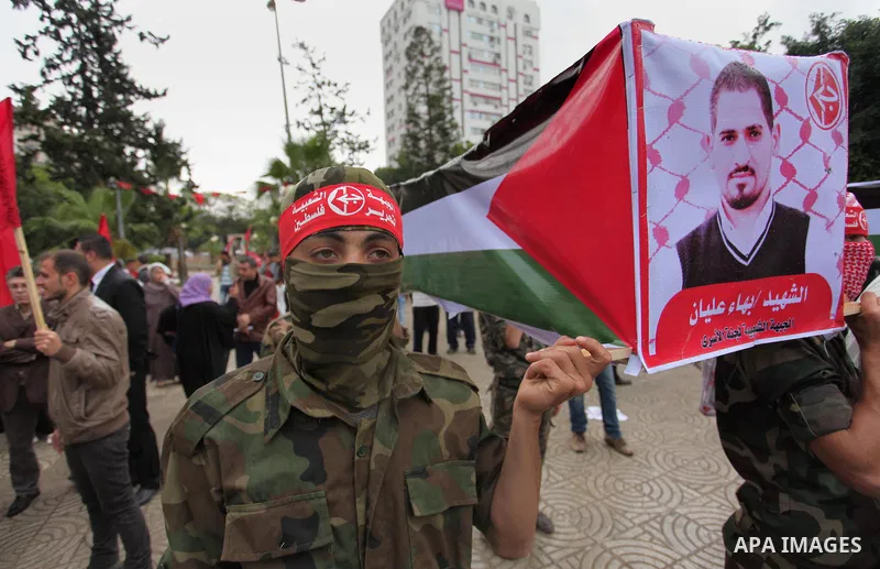 Supporters of the Popular Front for the Liberation of Palestine (PFLP) take part in a protest against the policies of Palestinian President Mahmoud Abbas, in Gaza City April 12, 2016. Photo by Ashraf Amra