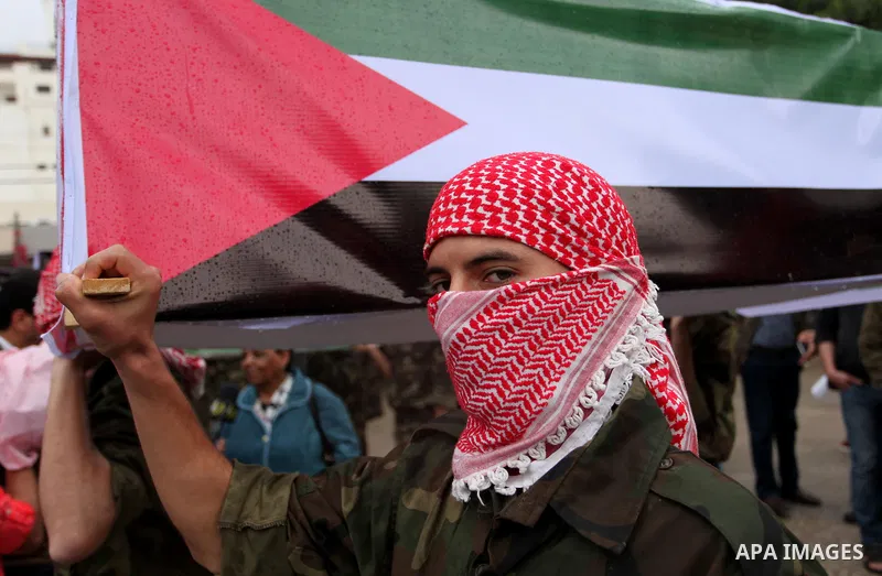Supporters of the Popular Front for the Liberation of Palestine (PFLP) take part in a protest against the policies of Palestinian President Mahmoud Abbas, in Gaza City April 12, 2016. Photo by Ashraf Amra
