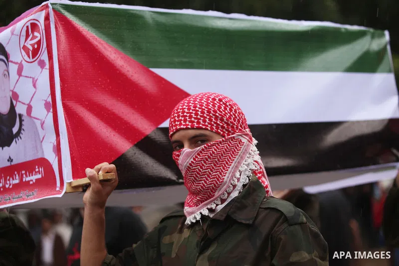 Supporters of the Popular Front for the Liberation of Palestine (PFLP) take part in a protest against the policies of Palestinian President Mahmoud Abbas, in Gaza City April 12, 2016. Photo by Ashraf Amra