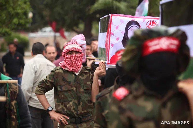 Supporters of the Popular Front for the Liberation of Palestine (PFLP) take part in a protest against the policies of Palestinian President Mahmoud Abbas, in Gaza City April 12, 2016. Photo by Ashraf Amra