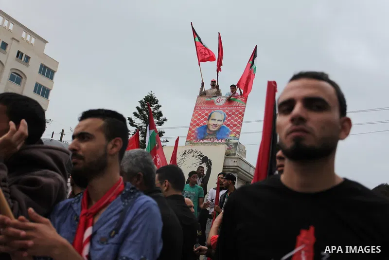 Supporters of the Popular Front for the Liberation of Palestine (PFLP) take part in a protest against the policies of Palestinian President Mahmoud Abbas, in Gaza City April 12, 2016. Photo by Ashraf Amra