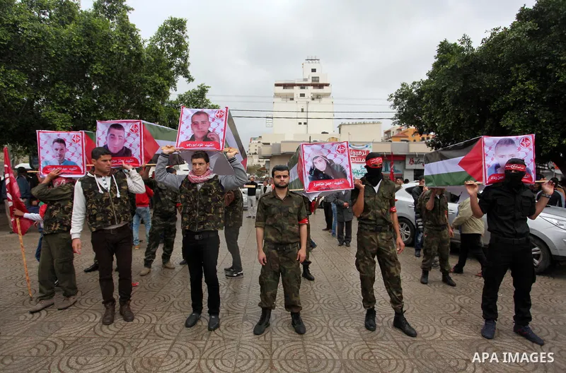 Supporters of the Popular Front for the Liberation of Palestine (PFLP) take part in a protest against the policies of Palestinian President Mahmoud Abbas, in Gaza City April 12, 2016. Photo by Ashraf Amra