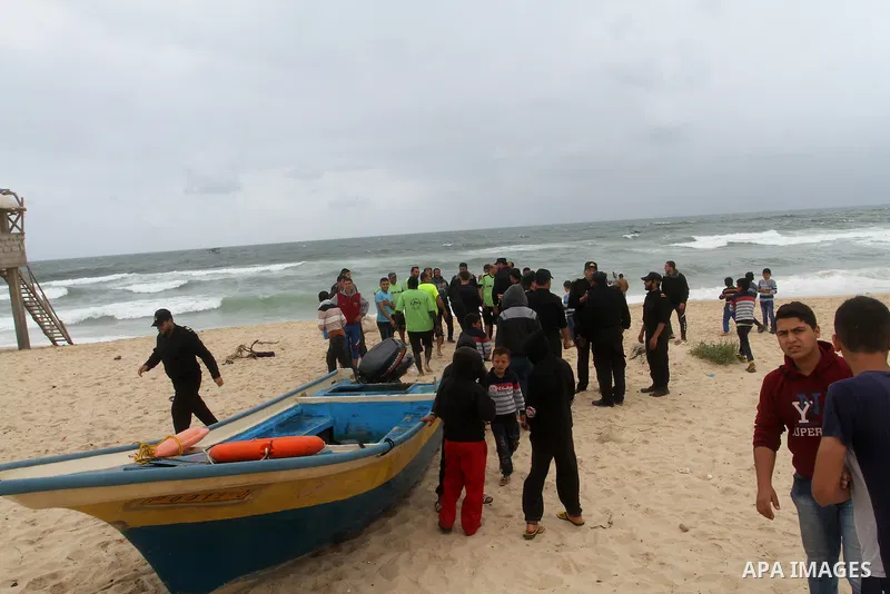 Hamas marine security show their skills during a naval exercise at the coast of the Mediterranean in Rafah in the sourthern Gaza strip on April 12, 2016. Photo by Abed Rahim Khatib