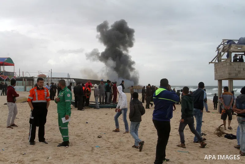 Hamas marine security show their skills during a naval exercise at the coast of the Mediterranean in Rafah in the sourthern Gaza strip on April 12, 2016. Photo by Abed Rahim Khatib