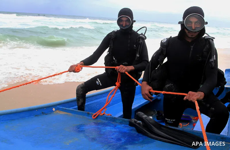 Hamas marine security show their skills during a naval exercise at the coast of the Mediterranean in Rafah in the sourthern Gaza strip on April 12, 2016. Photo by Abed Rahim Khatib