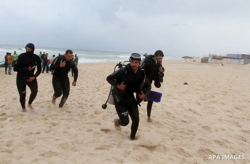 Hamas marine security show their skills during a naval exercise at the coast of the Mediterranean in Rafah in the sourthern Gaza strip on April 12, 2016. Photo by Abed Rahim Khatib