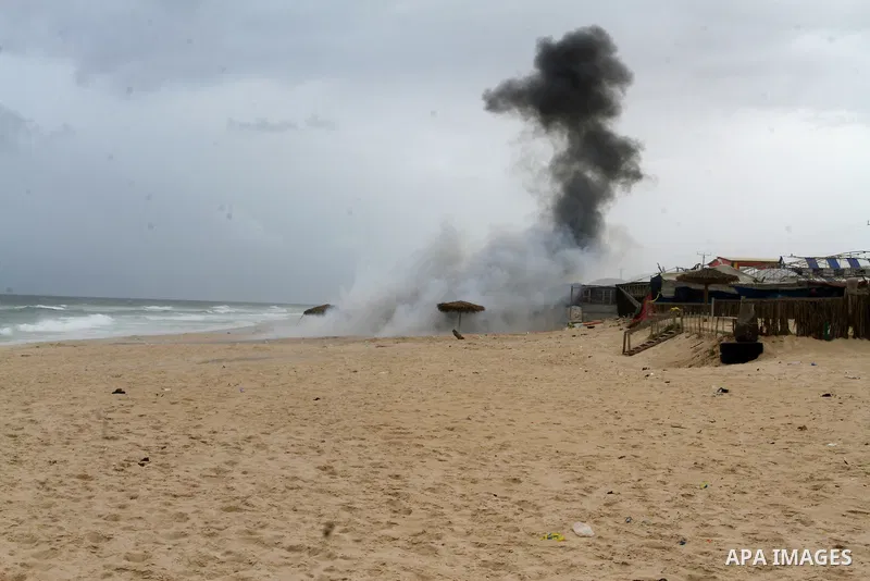 Hamas marine security show their skills during a naval exercise at the coast of the Mediterranean in Rafah in the sourthern Gaza strip on April 12, 2016. Photo by Abed Rahim Khatib