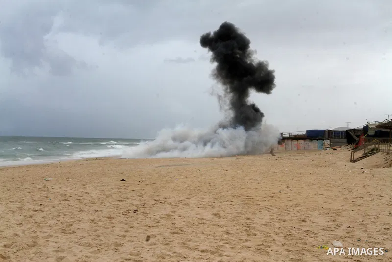 Hamas marine security show their skills during a naval exercise at the coast of the Mediterranean in Rafah in the sourthern Gaza strip on April 12, 2016. Photo by Abed Rahim Khatib