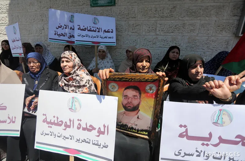 Palestinians take part during a protest marking Palestinian Prisoners' Day in front of Red cross office in Gaza City April 14, 2016. Photo by Mohammed Asad