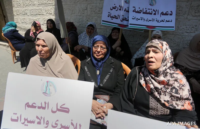 Palestinians take part during a protest marking Palestinian Prisoners' Day in front of Red cross office in Gaza City April 14, 2016. Photo by Mohammed Asad