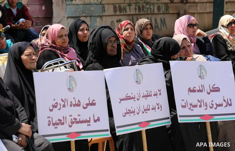Palestinians take part during a protest marking Palestinian Prisoners' Day in front of Red cross office in Gaza City April 14, 2016. Photo by Mohammed Asad