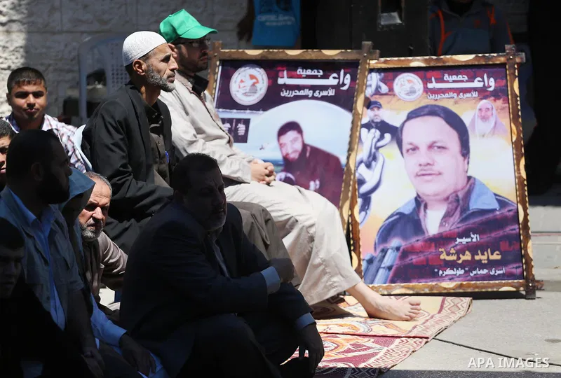 Palestinians attend Friday prayers in front of Red cross office in Gaza city on April 15, 2016. Photo by Mohammed Asad