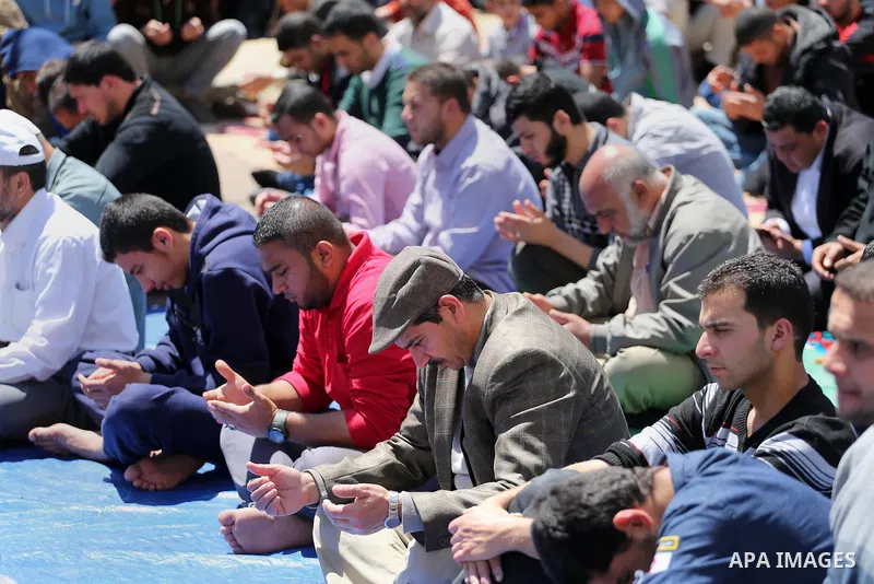 Palestinians attend Friday prayers in front of Red cross office in Gaza city on April 15, 2016. Photo by Mohammed Asad