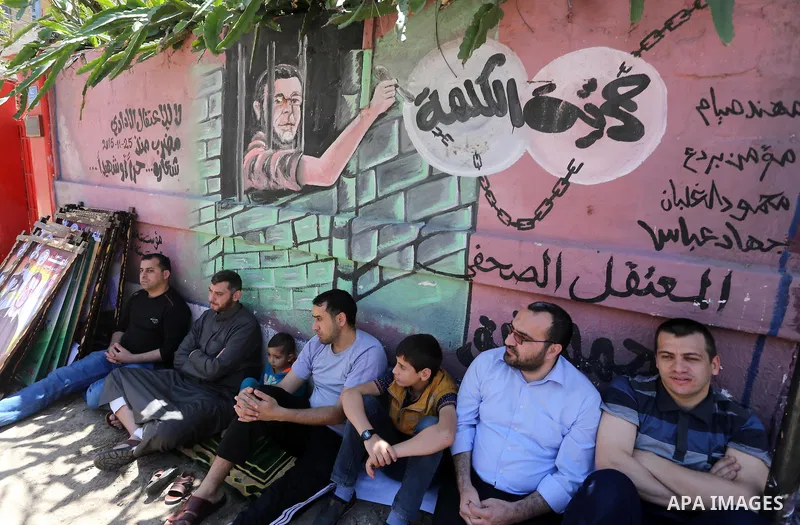 Palestinians attend Friday prayers in front of Red cross office in Gaza city on April 15, 2016. Photo by Mohammed Asad