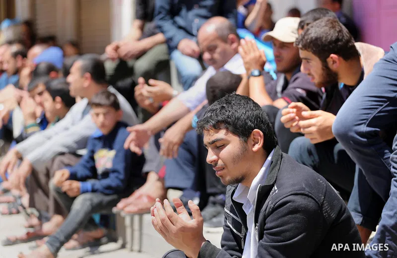 Palestinians attend Friday prayers in front of Red cross office in Gaza city on April 15, 2016. Photo by Mohammed Asad