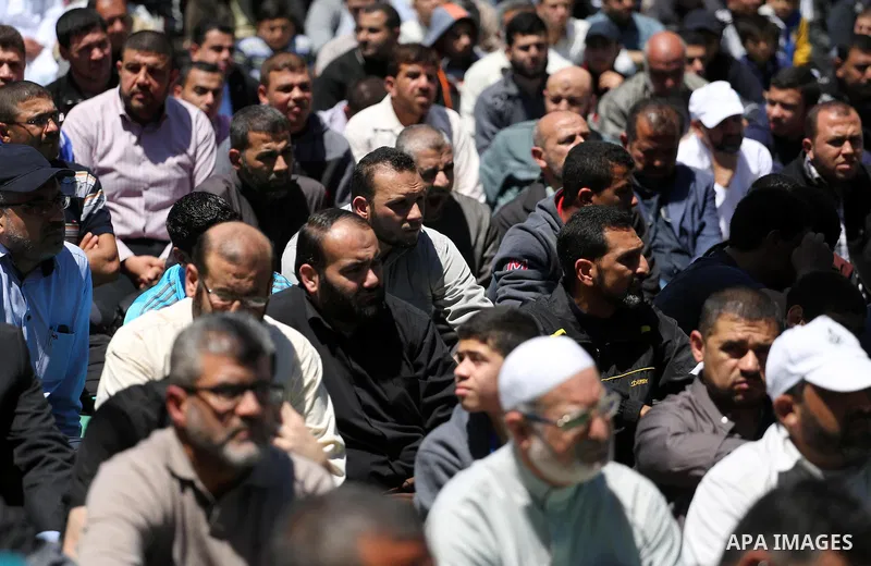 Palestinians attend Friday prayers in front of Red cross office in Gaza city on April 15, 2016. Photo by Mohammed Asad