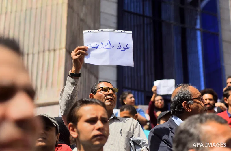 Egyptian activists shout slogans against President Abdel Fattah al-Sisi and his government, during a demonstration protesting the government's decision to transfer two Red Sea islands to Saudi Arabia, in front of the Pre...