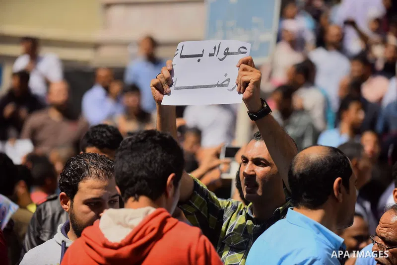 Egyptian activists shout slogans against President Abdel Fattah al-Sisi and his government, during a demonstration protesting the government's decision to transfer two Red Sea islands to Saudi Arabia, in front of the Pre...