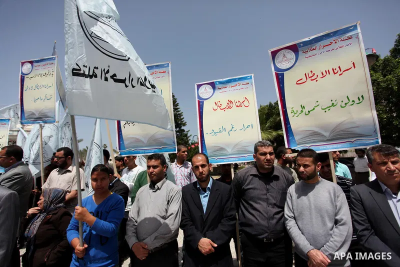 Palestinian supporters of al-Ahrar party take part a protest demanding release the prisoners in Israeli jails, in Gaza city, on April 16, 2016. Photo by Ashraf Amra