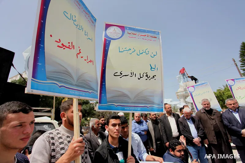 Palestinian supporters of al-Ahrar party take part a protest demanding release the prisoners in Israeli jails, in Gaza city, on April 16, 2016. Photo by Ashraf Amra