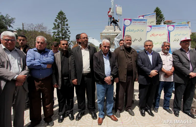 Palestinian supporters of al-Ahrar party take part a protest demanding release the prisoners in Israeli jails, in Gaza city, on April 16, 2016. Photo by Ashraf Amra