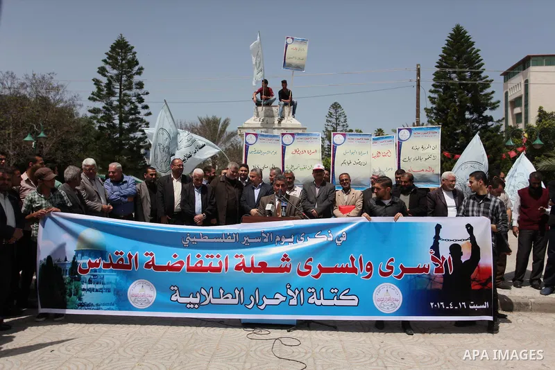 Palestinian supporters of al-Ahrar party take part a protest demanding release the prisoners in Israeli jails, in Gaza city, on April 16, 2016. Photo by Ashraf Amra