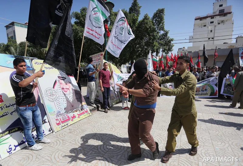 Palestinians take part during a rally marking Palestinian Prisoner Day in Gaza City on April 17, 2016. Photo by Mohammed Asad