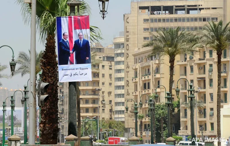 A picture shows a banner welcoming French President Francois Hollande to the country, Cairo, Egypt, April 17, 2016. Photo by Amr Sayed