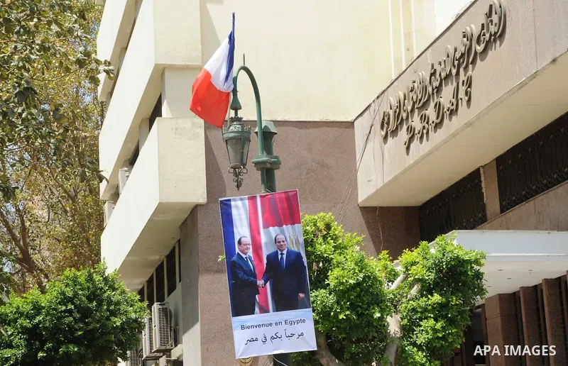A picture shows a banner welcoming French President Francois Hollande to the country, Cairo, Egypt, April 17, 2016. Photo by Amr Sayed